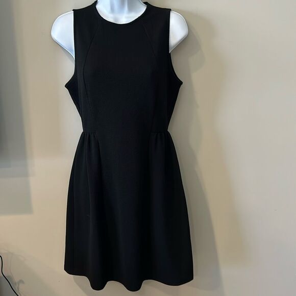 Soprano Dresses & Skirts - Soprano Women's Black Crew Neck Sleeveless Back Button Mini Dress Size Medium